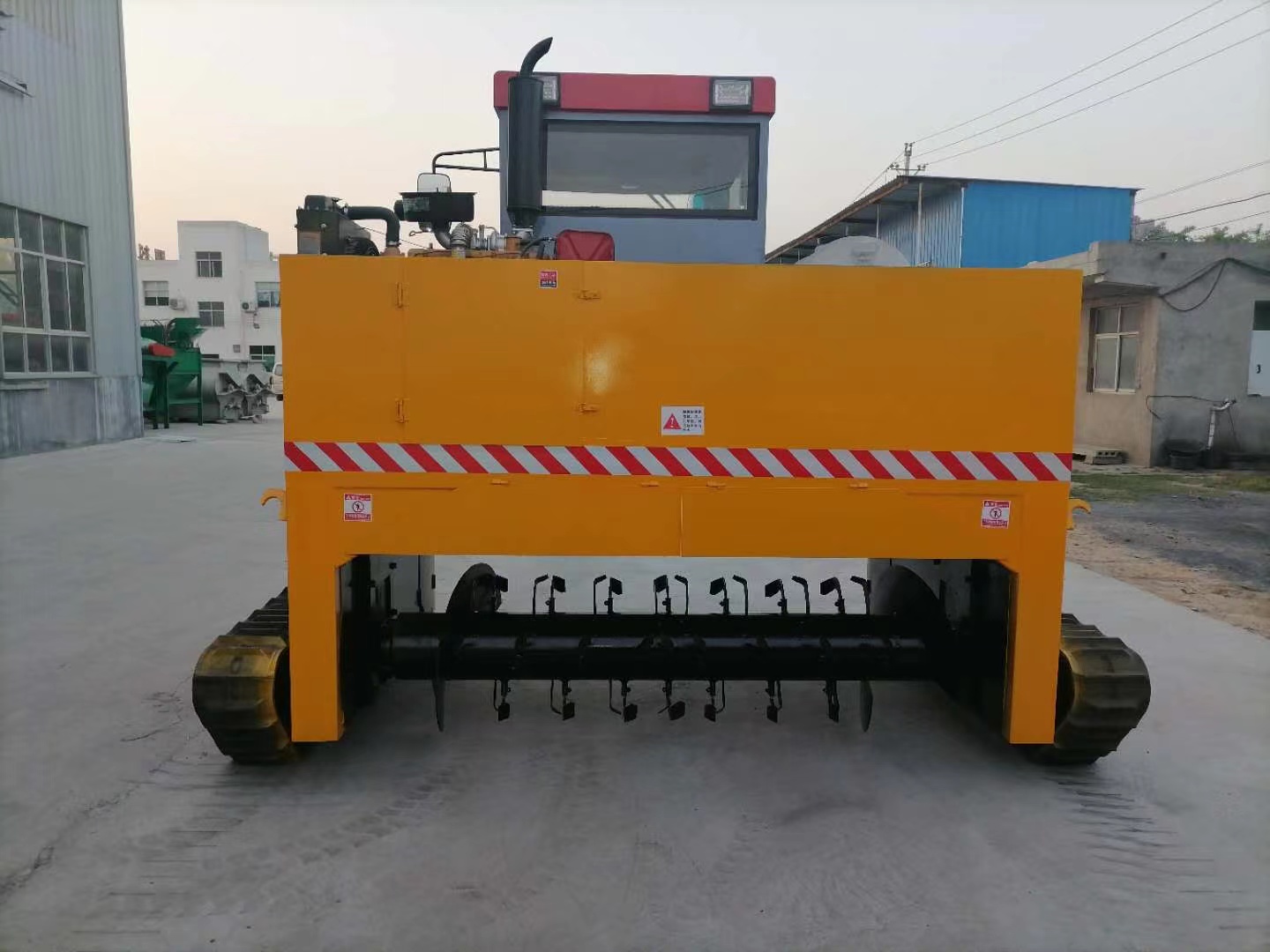 自走式有機肥翻堆機工作原理及優(yōu)勢